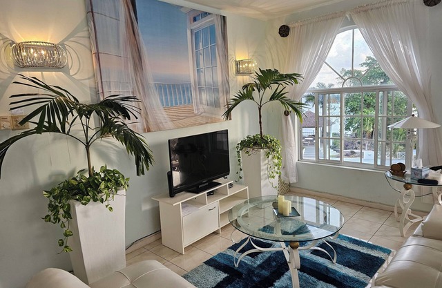 Blue Horizons - Deluxe 2 bdrm penthouse w/stunning ocean views from all rooms-