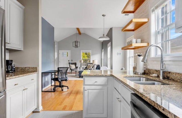 Blue House on the Hill | Mins to USC | Sleeps 6