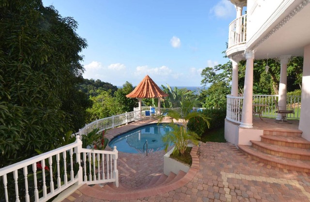Blue lagoon, private beach, swimming pool, Plantain House - TL