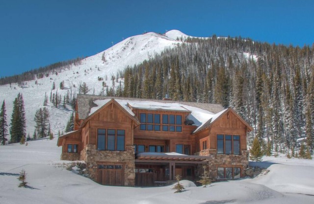 Blue Moon Chalet - Best Family Ski in/Ski out! Luxurious House- Epic Location!