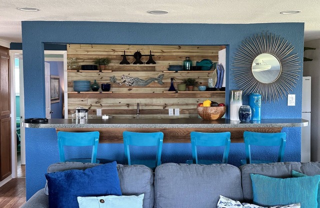 Blue Skies and just steps to the ocean, recent remodel, 3 bedrooms