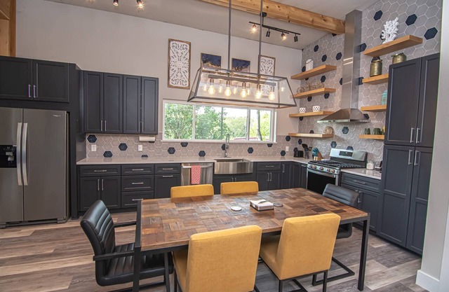 Blue Star Bungalow at Lake Whitney: Pet-Friendly Secluded Lake Retreat, Wrap Around Deck & Fire Pit