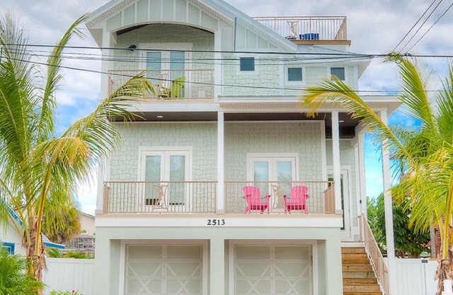 Blue Water Beach House: 5+ bdrm, 4.5 bath, Heated Pool/spa, 1.5 blocks to beach