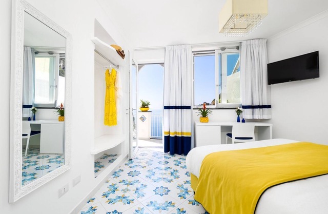 Blue Waves – Stylish Amalfi Coast Retreat with Breathtaking Sea Views