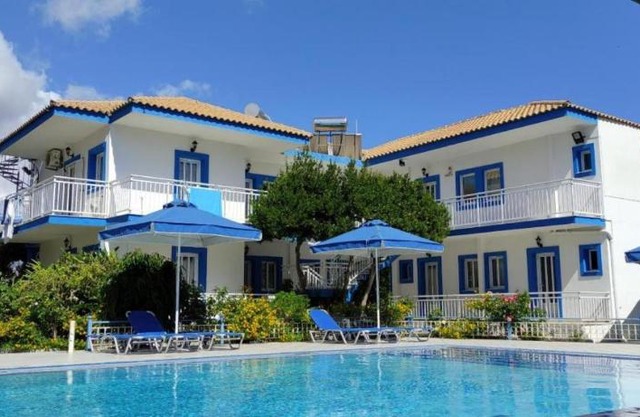 Blue White Apartments - Kefallonia Poolside Retreats