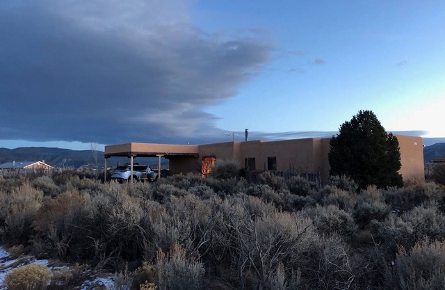 Bluebird Adobe! 3 BR 2BA enchanting home near Taos