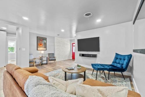 BlueBonnet Bungalow - Hot Tub & Fire Pit