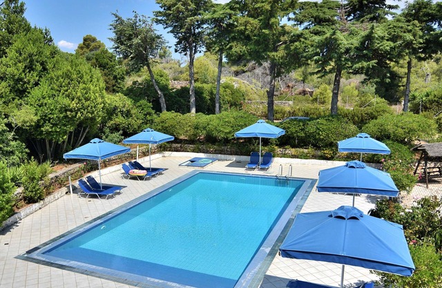 BlueWhite Studio - Getaway by the Pool