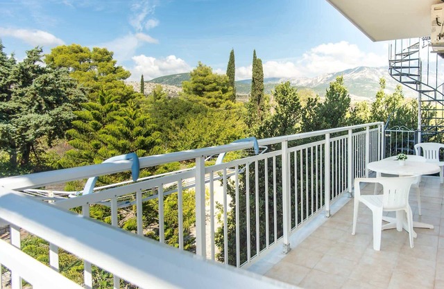 BlueWhite Studio - Mountain Scene by the Pool