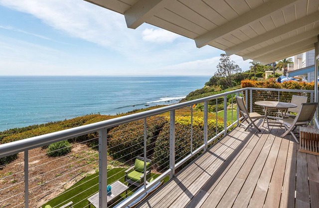 Bluff Top, Sweeping Ocean Views, Walk to Beach, Dining, Grocery