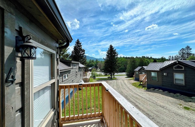 BMV4 Awesome "Tiny Home" A/C, Mountain Views, Minutes to Skiing, Hiking, Attractions, Dog Friendly!