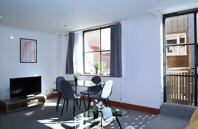 BnBNook - Central 2BR with Balcony - Soho and Strand