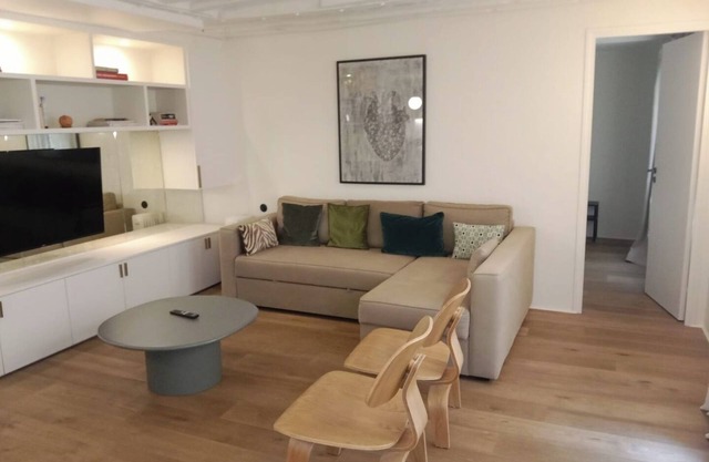 BnBNook - Lovely 2BR: Eiffel Tower and River Seine