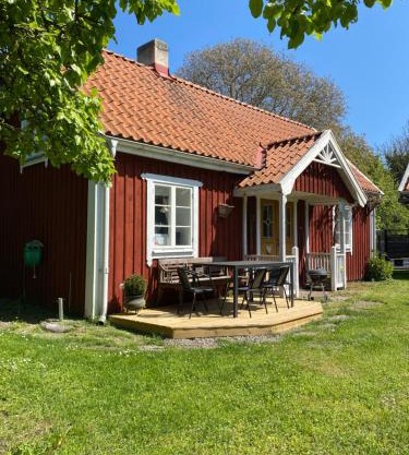Bo i egen stuga på härlig ölandsgård
