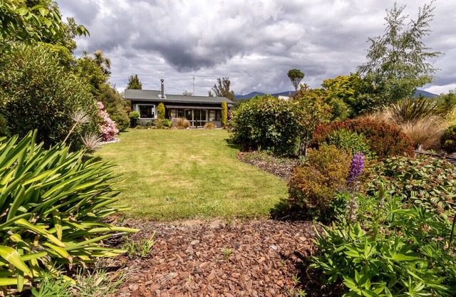 Boat Harbour House - Te Anau Holiday Home