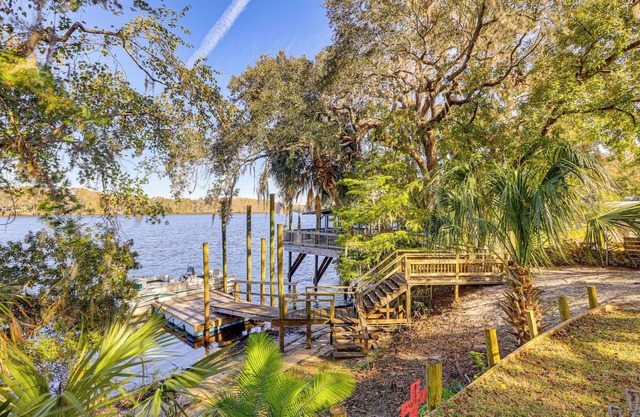 Boathouse w/Screened Porch: Riverfront Escape!