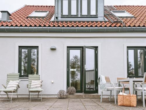 Boende med pool och tennisbana i familjevänligt område