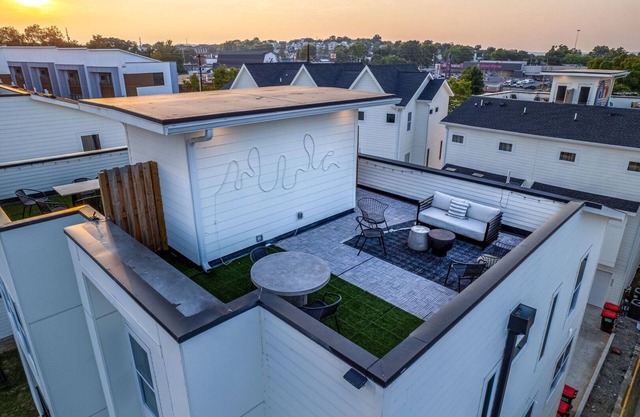 Bohemian Luxe 234-Rooftop Deck-Mins to Broadway