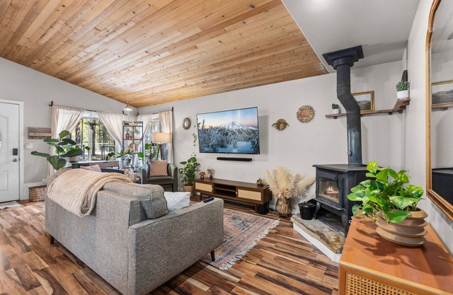 Boho Bungalow, 2 bedroom mid century modern cabin in Sunriver featuring a yoga s