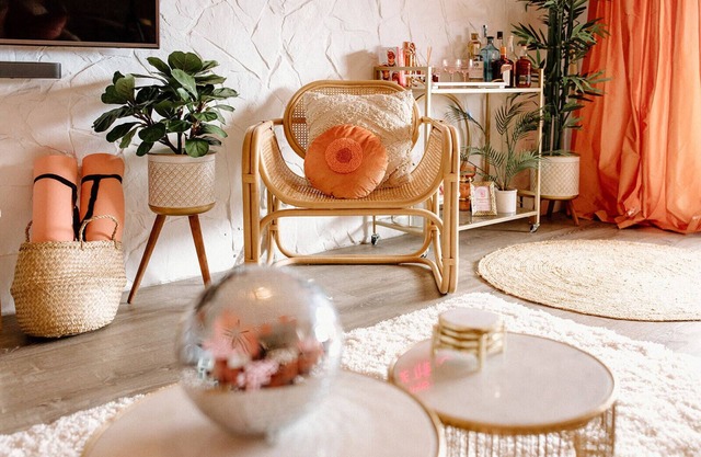 Boho Bungalow- fun stylish apartment close to everything