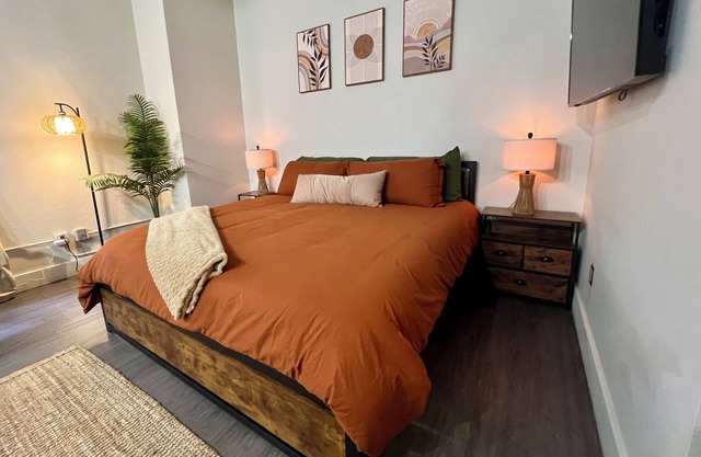 Boho Haven with Free Parking, Wifi and King Bed, Walk to Clubs, U of A and Food