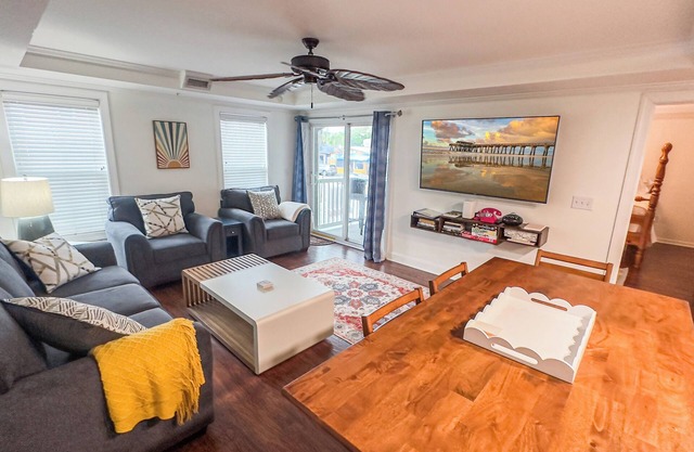 Boho-inspired condo easy walk to beach/pier, best restaurants, shops