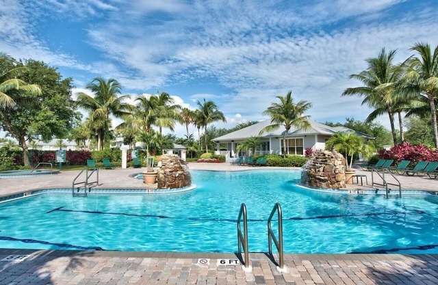 Bologna - Luxury 2-BR Condo with Lake & Golf Views at Green Links, Lely Resort. Access to Pool, Hot Tub, Tennis Courts, and Golf Courses. Near Naples Beaches & Downtown