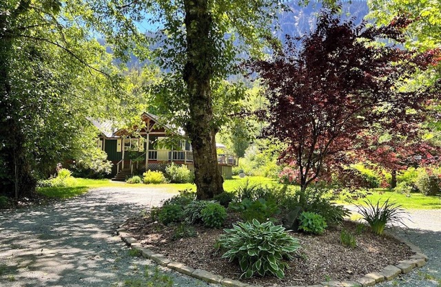Bonny Fern Cottage below majestic mountain peaks, pet friendly, WiFi, hot tub