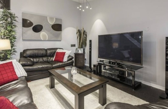BOOK NOW! King bed! Entire Home! Perfect location. 5 star accommodation!