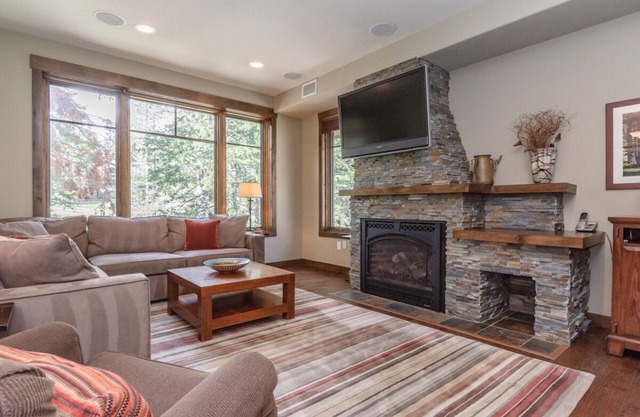 Book Summer Stays Today! Townhome with Private Hot Tub, Mountain Views and Grill; Close to Slopes!