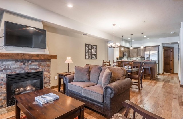 Book Summer Stays Now! Three-Level Townhome with Golf Course Views! Fireplace!