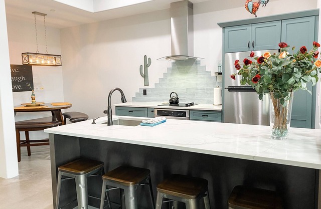 Bootlegger's Loft/Luxury 2 Bedroom, 2 Full Bathroom Condo