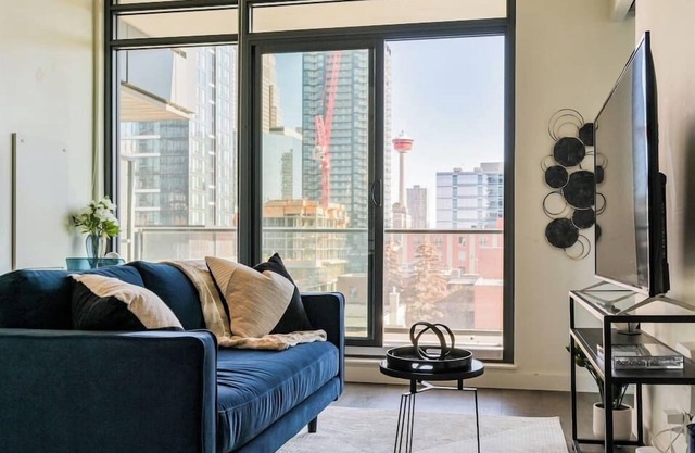 "Botanic Blue"|DT Skyline View |Mins to Saddledome