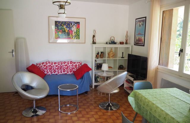 Boulouris, calm ground floor of villa, terrace, garden, 1 km sea & shops on foot