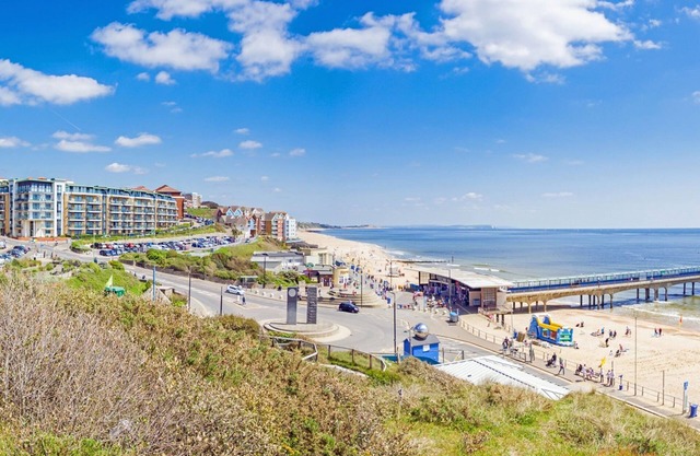 BOURNECOAST: MODERN FAMILY HOME IN A GOOD LOCATION NEAR BEACH AND SHOPS - HB9556