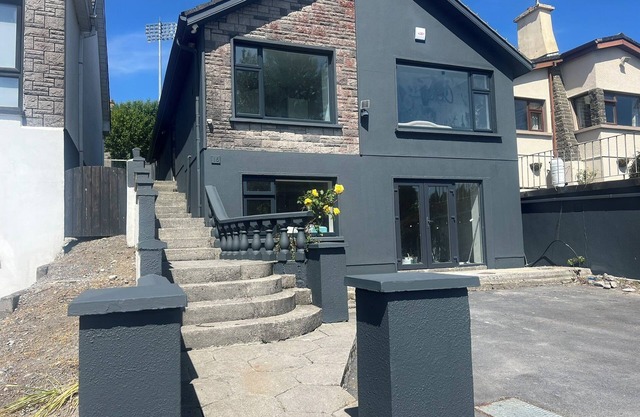 Boutique bayside property 500m from city center.