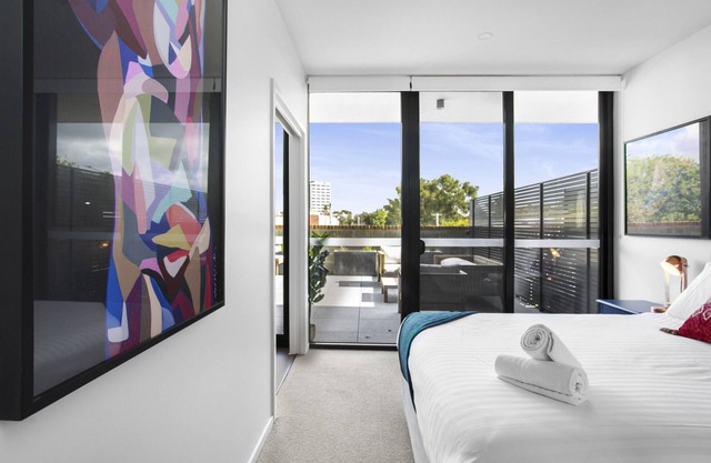Boutique Unit with Huge Terrace near Cafes & Shops
