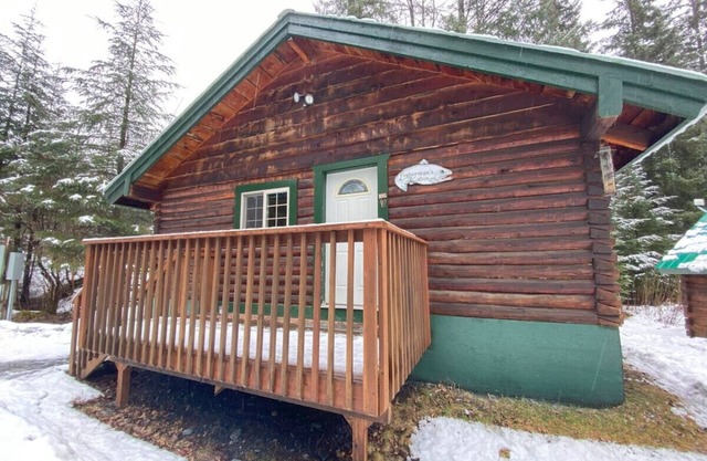 Box Canyon Cabin "Fisherman's Cabin" - 3 bed, WIFI