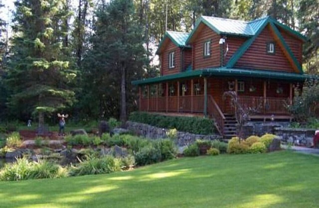 Box Canyon "Moose Cabin"-4 bed, private bath, WIFI