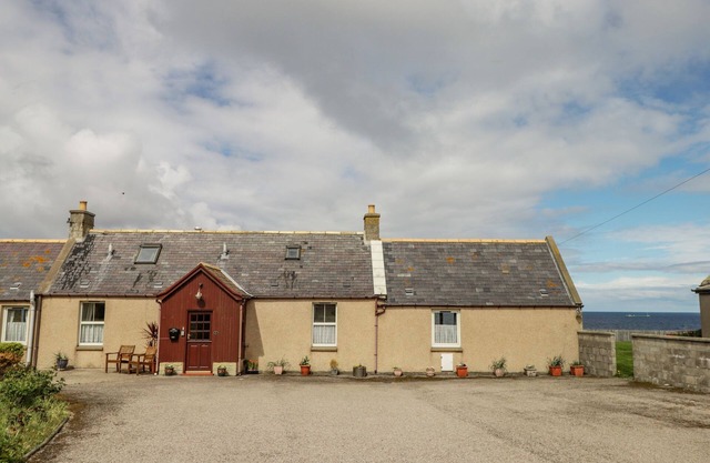 BRAEHEAD CROFT, pet friendly, with a garden in Portessie