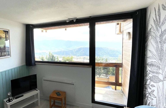 Brand new "jungle" studio - panoramic view - parking - city center