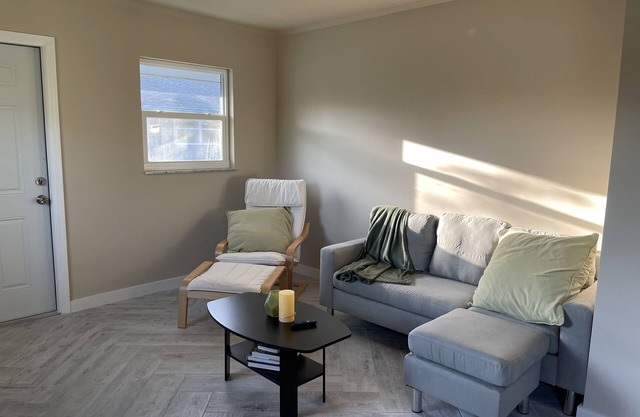 Brand new 1 bedroom unit in heart of Naples near shopping plaza