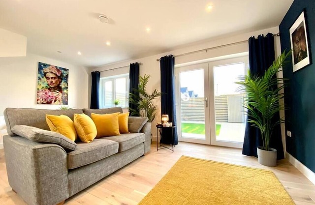 Brand NEW 3 bedroom house - garden & parking +wifi