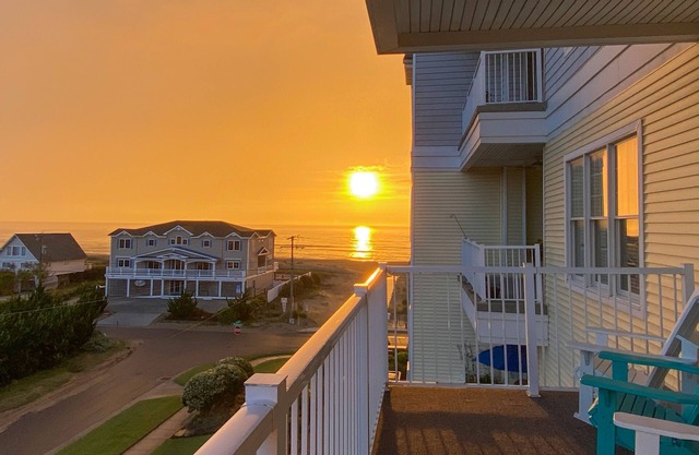 Brand-new condo steps from beach with balcony, WiFi, pool & gym