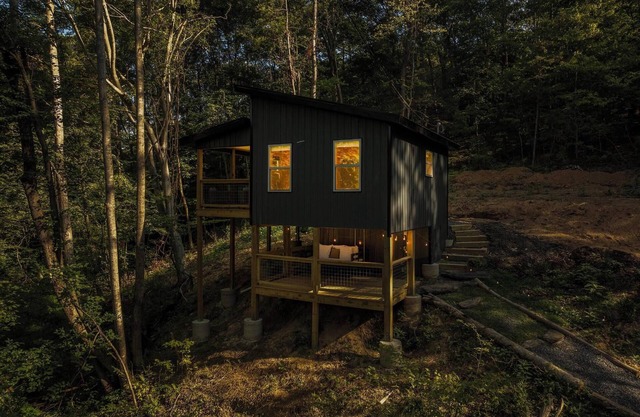 BRAND NEW! COZY TREEHOUSE IN DAMASCUS! PETS STAY FREE!