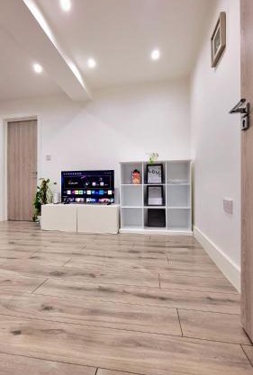 Brand New Flat Close To Turnpike Lane Tube Station