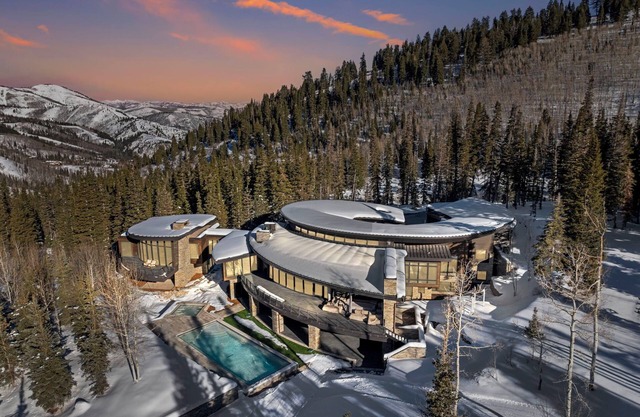 Brand New Heated Pool and Hot Tub, Ski In Out Park City Chalet