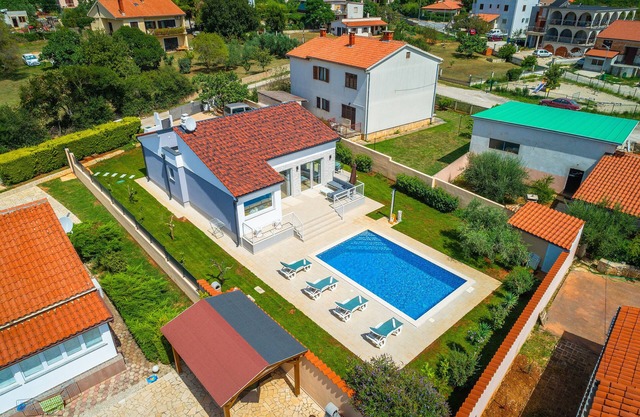 Brand new house with swimming pool, two sleeping rooms, up to 6 people.