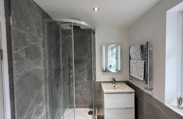 Brand New Modern 2- Bed Apartment with Garden