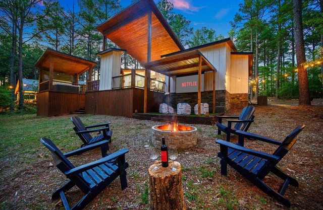 BRAND NEW Outdoor Theater - Outdoor Lounge, Hot Tub & Games